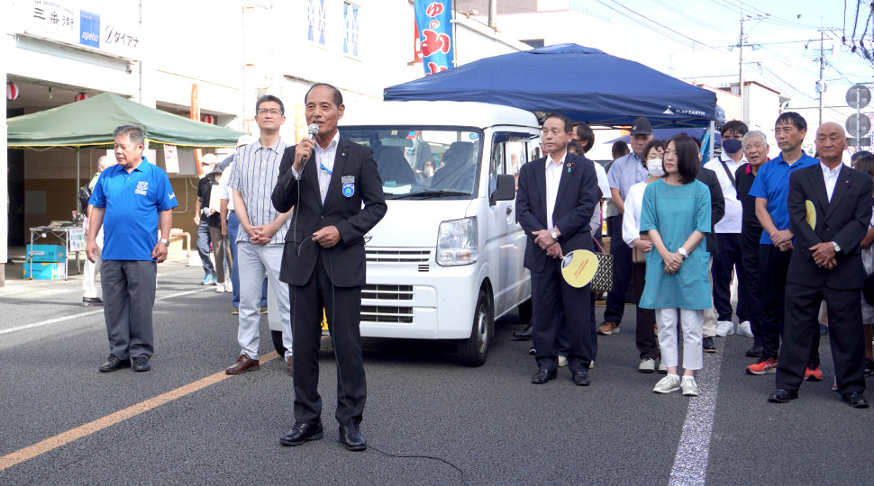 川南町長の挨拶の様子。この日は17周年の開催のため宮崎県知事も訪れていた。行政とも連携をとる
