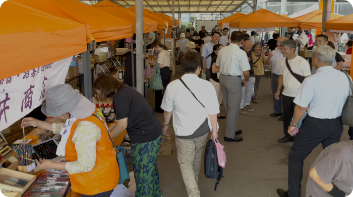 輪島朝市は、軽トラ市とともに、復活を目指す。