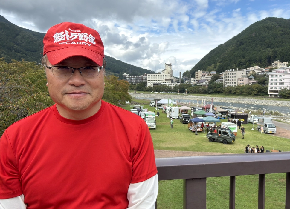 下呂軽トラ市の会場を背景に立つ船坂さん