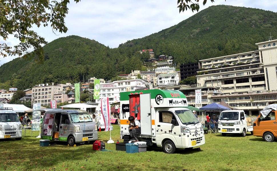 飛騨川沿いに並ぶ軽トラックとキッチンカー