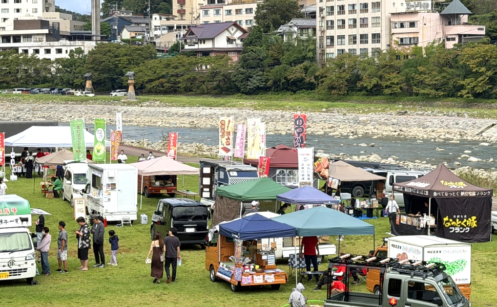 しらさぎ緑地公園で開かれる下呂軽トラ市