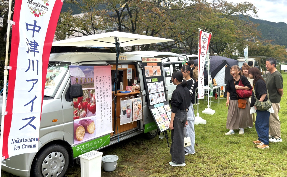 キッチンカーで買い物を楽しむ来場者