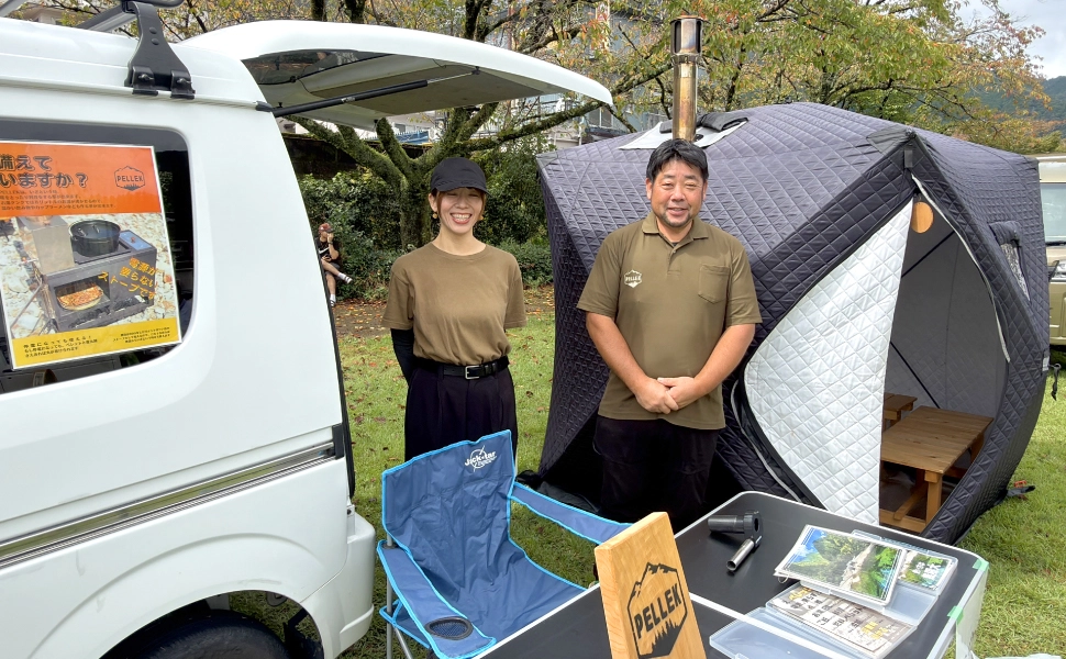 軽自動車とテントサウナの前に立つPELLEKの出店者