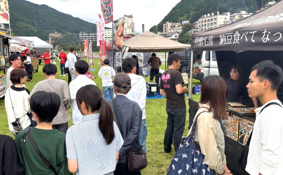 下呂軽トラ市の飲食店に集まる来場者